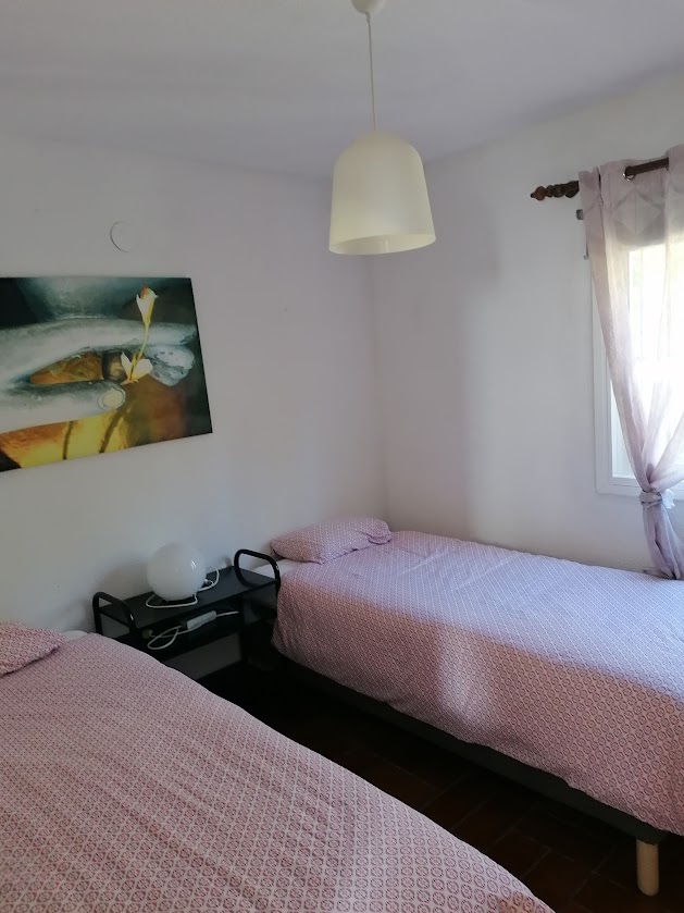 Schlafzimmer mit zwei Einzelbetten