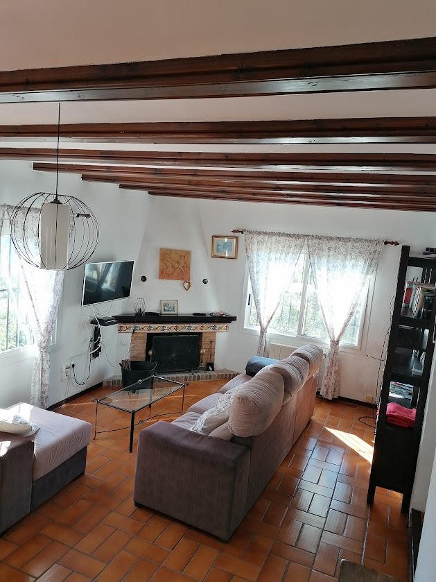 Wohnzimmer mit Sofa und TV